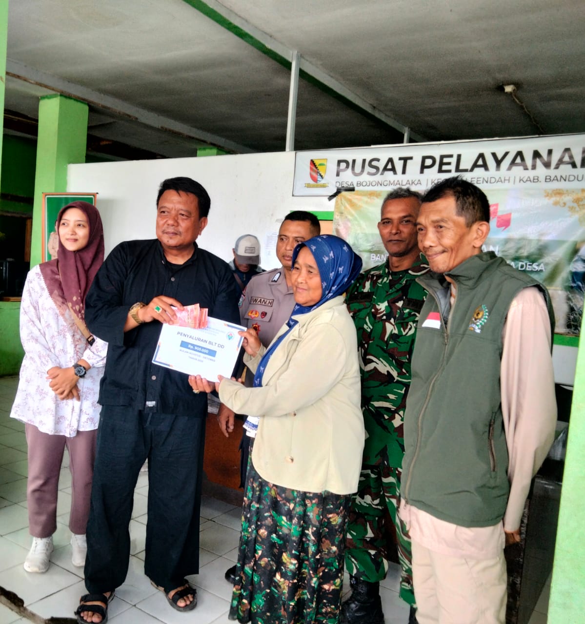 Pembagian BLT Dana Desa Kepada 83 Orang Penerima