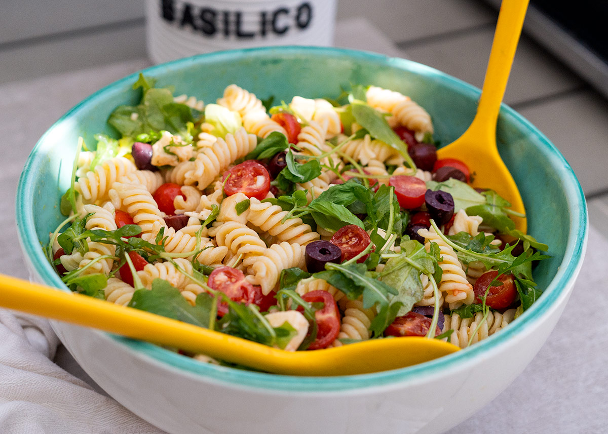 salad pasta yang dingin, sederhana dan lezat