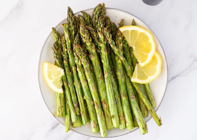 Asparagus hijau dalam penggorengan udara (Renyah dalam 10 menit!)