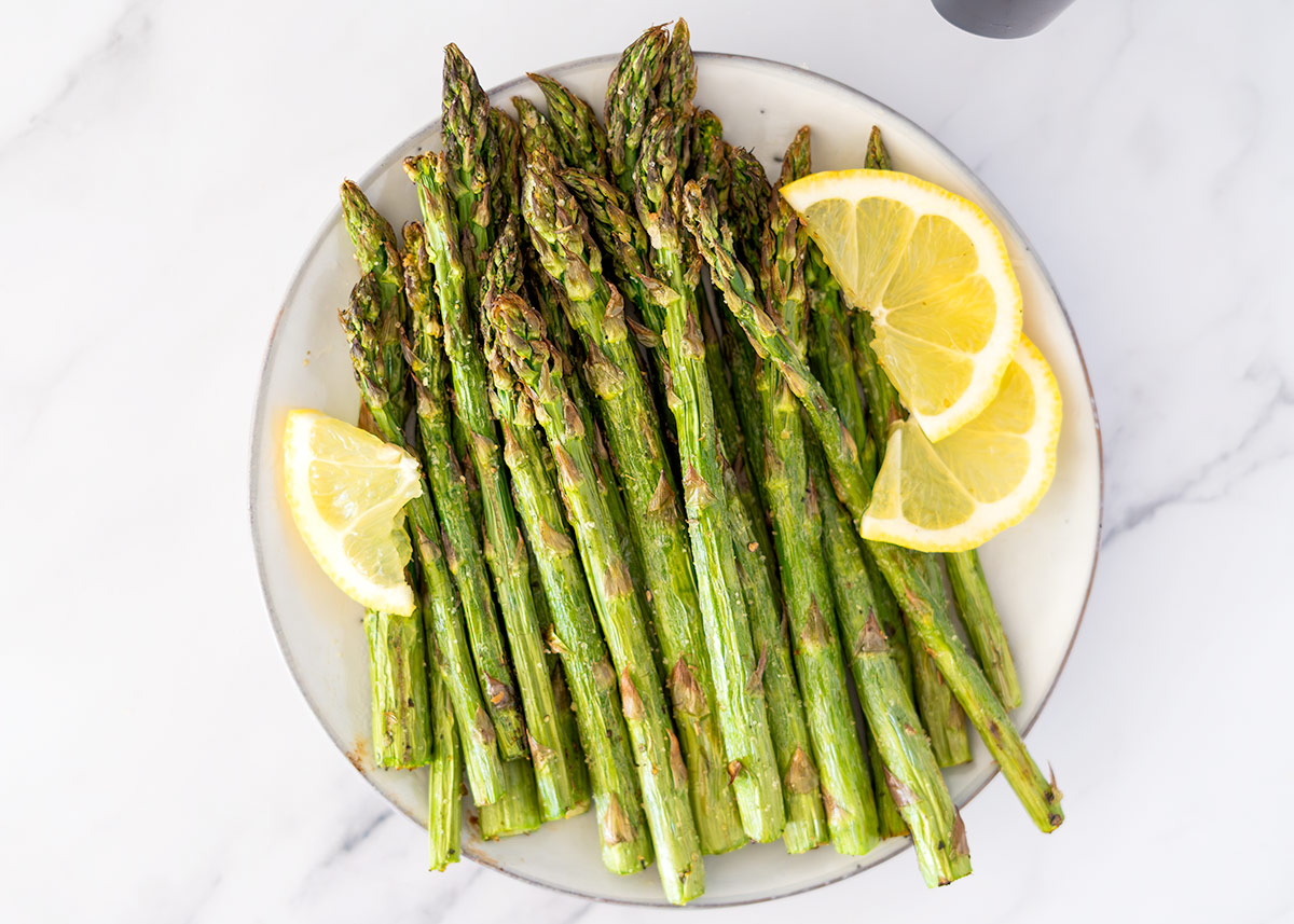 Asparagus hijau dalam penggorengan udara (Renyah dalam 10 menit!)